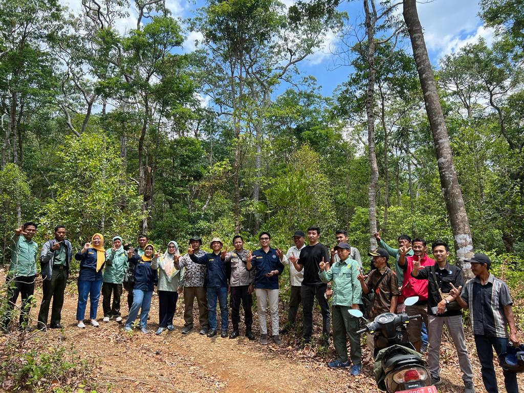 Community and students at the Paccekke Education Forest