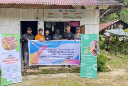 Forest farmers of KTH Lestari with their organic products in Taora, Mamasa